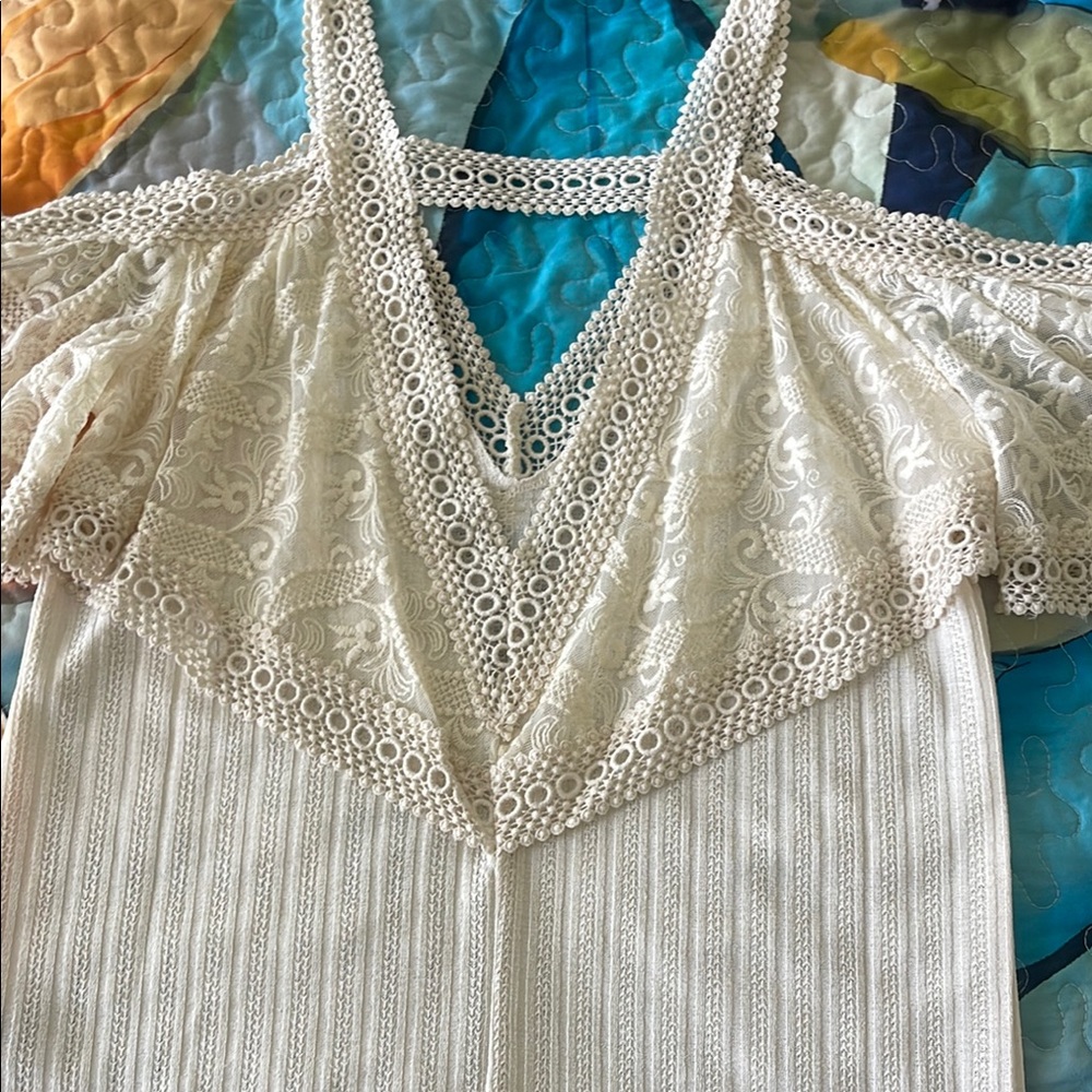 Gimmicks by BKE Cream Sleeveless Blouse